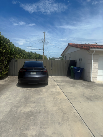 Private side entrance and parking spot - South Miami Studio