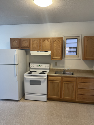 Kitchen 4 - One Bedrooms A Block From Pentacrest Apartments