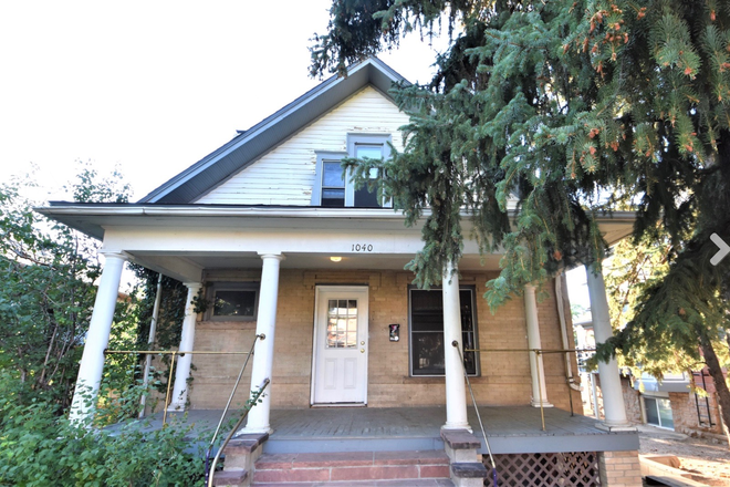 Front of house and porch - Spring Sublease – 5 Rooms Available in Amazing 7-Person House