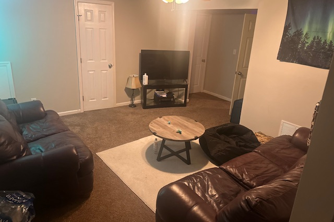 Basement sitting area - House with 3 bedrooms for rent close to campus