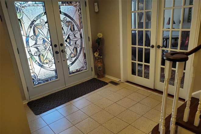 Front Entrance - 4 Bedroom House in w/ Laundry & walking distance to U of T Scarborough Campus