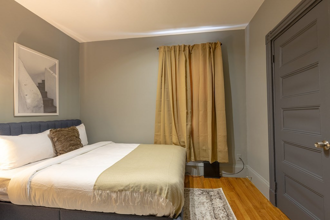 living - BEAUTIFUL 3 BED WITH IN-UNIT LAUNDRY, AVAIL 9/1/26!! Apartments