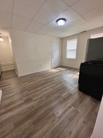 Kitchen - 3 Bedroom Available One Block from UML North Campus Apartments