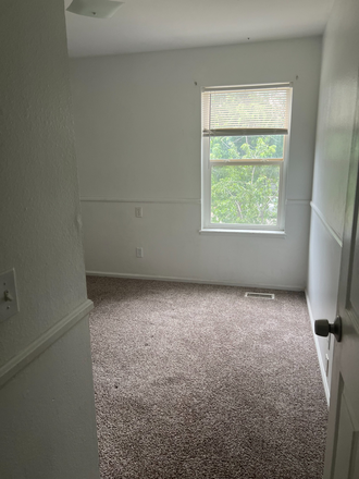 Bedroom 1 - Rooms in a house about 10 minutes from campus for $800