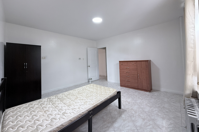 master bedroom - 🏡 $800–$1,200/Person | Spacious 3BR | Heat, Gas & Wi-Fi Included | Dyker Heights Apartments