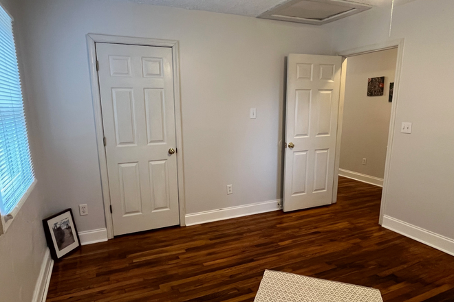 Generous size bedroom, wood floors, two windows - Cute 1 BED-1BA right side of Duplex - Ormewood Park-East Atlanta area Duplex