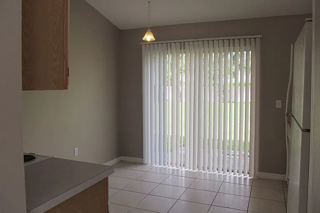 Kitchen - Affordable House Near Campus