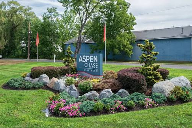 Outdoor garden area - Aspen Chase `1 Bed 1 Bath Lease Transfer Apartments