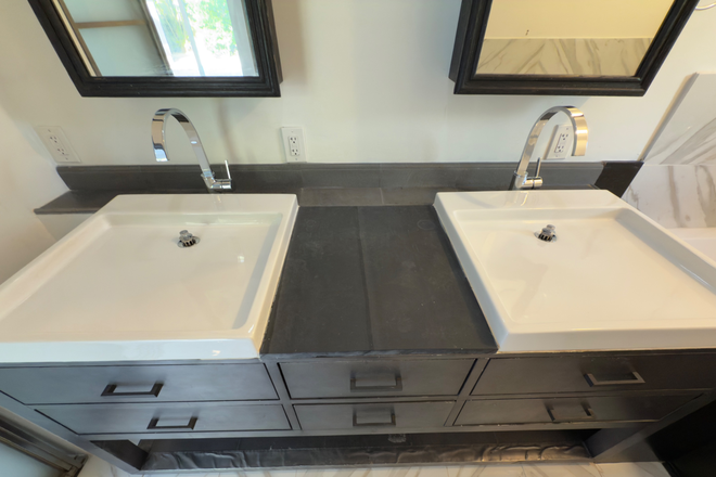 His and Her sink master - Newly Updated house close to campus