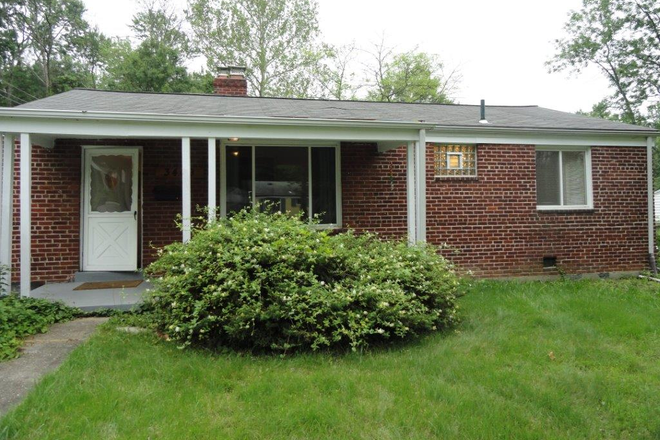 Front of House - WALK TO CAMPUS-whole house for lease