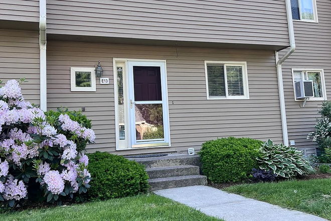 Front door entry - Townhouse For Rent