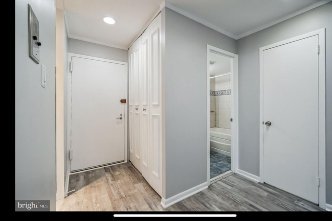 Entrance - Graduate Student Housing in Roxborough – 2BR/2BA, Renovated, Utilities Included, Pool & Parking Apartments