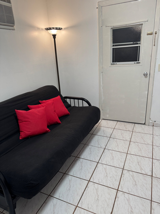 Entry - Simple Efficiency / Studio House
