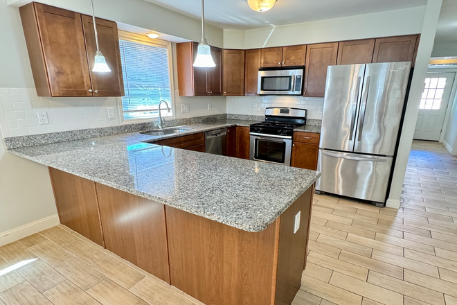 Kitchen - 4 Bed 2 Bath Single Family! Great Grad Housing Off-Campus!!