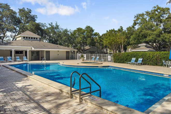 Pool and Hottub - Roommate Wanted – Share 2 Bed / 2.5 Bath Townhome 5 Mins from USF (Gated)