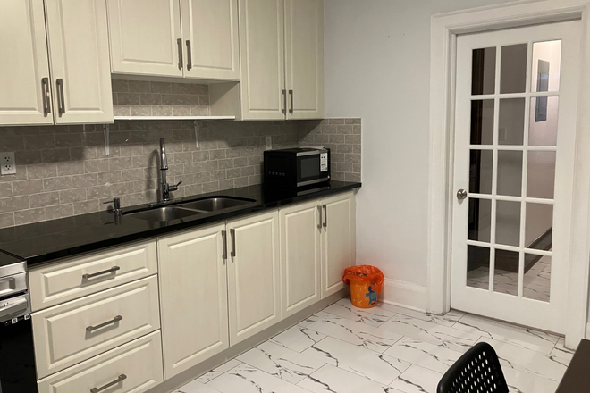 Kitchen - Bedroom with private bathroom, main floor in shared house Kensington Market