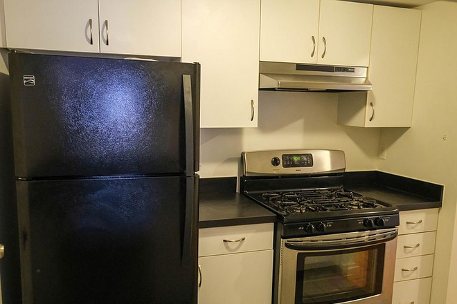 Kitchen - Spacious 1 Bed/1 Bath Apartment with outdoor space, central A/C, & dog friendly