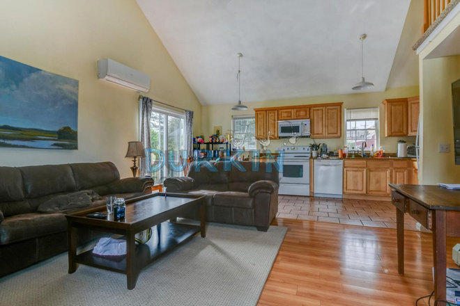 living room - New Listing! Bright, spacious 4 bedroom with extra loft!
