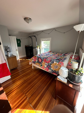 available bedroom - Spacious house in somerville