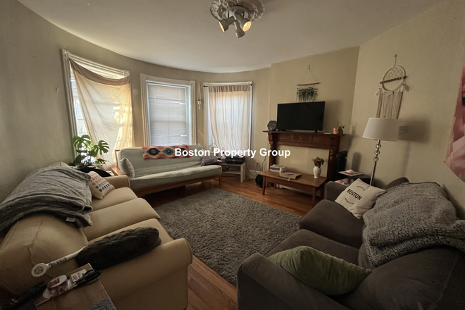 Living room - 3 bedroom / 1 bathroom in Mission Hill Apartments