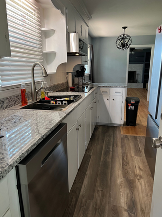 kitchen - *Looking for some Christ-lovin Students to live in this Beautiful 3 story House!!! Close to LU!