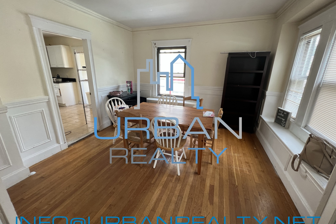 DINING ROOM - **JUNIOR YEAR 2026-2027**  LARGE 6 BED 2.5 BATH - LARGE LIVING ROOM AND KITCHEN - WALK TO CAMPUS House