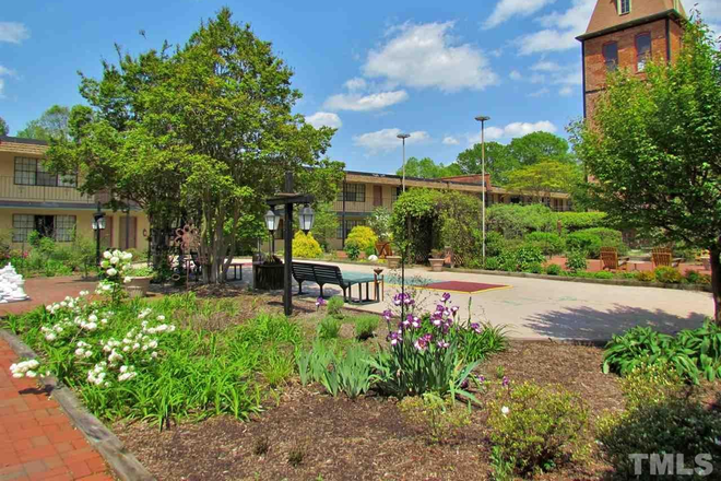 Garden within courtyard - Duke Tower / Pearl Mill Condo Close to Duke East Campus
