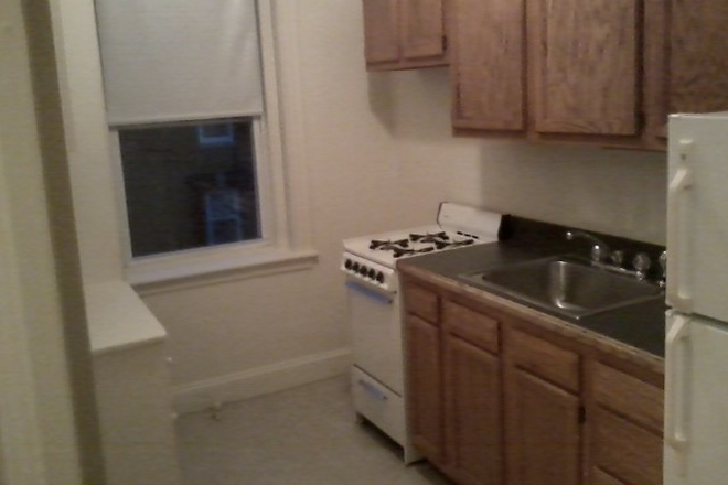 hubrealtyproperties.com - Spacious studio with extra dining area, on Green line in Brighton Apartments