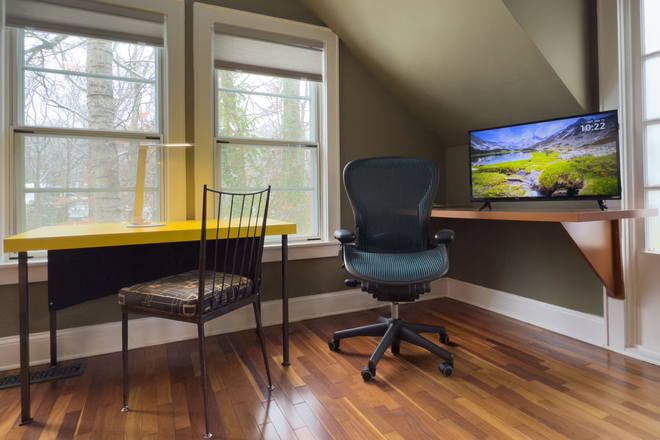 Studio_Workspace - Hawksnest Studio: Furnished, all utilities, internet/cable included. Apartments