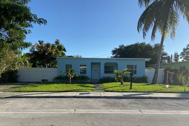 Front view - Amazing Studio for Rent - Steps to Campus