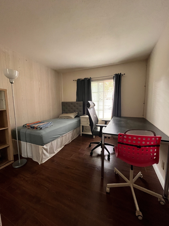 Room 1 - Close to UCI campus, 10 min bike , nice quiet neighborhood House