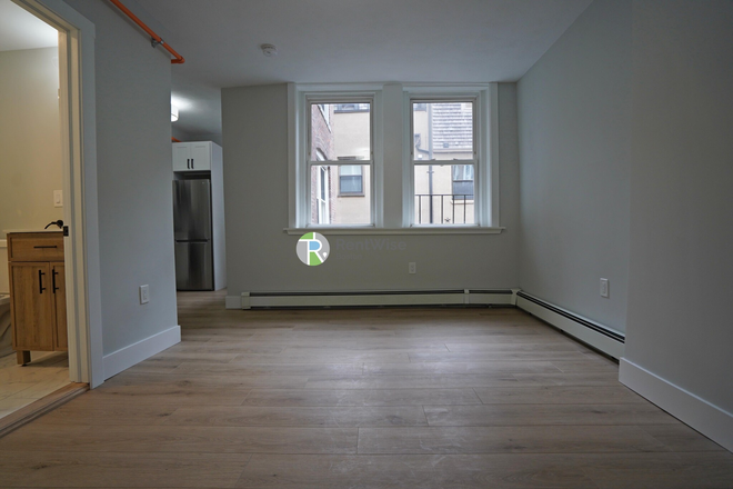 1 - DEC 2024 - North End, 3 bed 1 bath. Newly Renovated! NO FEE! Apartments