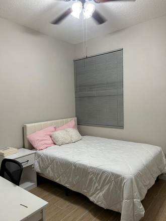 bedroom - UCF off-campus girl's only Rooms House