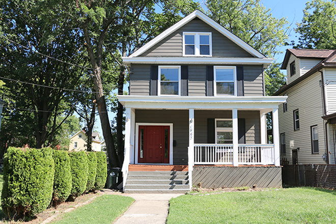 Front View - 5 Bedroom Located in Norwood - minutes to Campus House