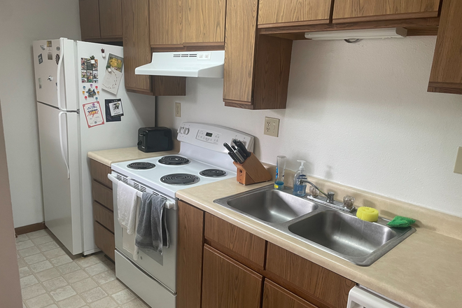 Kitchen - Apartments in Iowa City, 36 Valley Ave #6