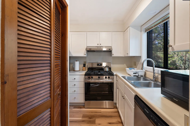 Kitchen - Double Room with Private Balcony Walk to Campus Townhome