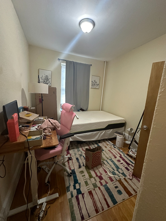 Bedroom - Spacious Room Right Next to Campus Apartments