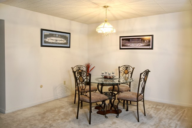 Dining Room - CHALFONT APARTMENTS | Off-Campus Apartments, Convenient to CMU