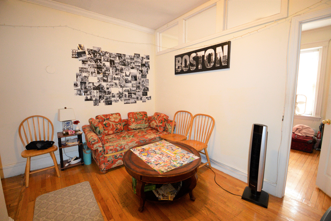 ... - RENOVATED 3 BEDS/1 BATH || PLENTY OF CLOSETS || HEAT/HOT WATER INCLUDED Apartments