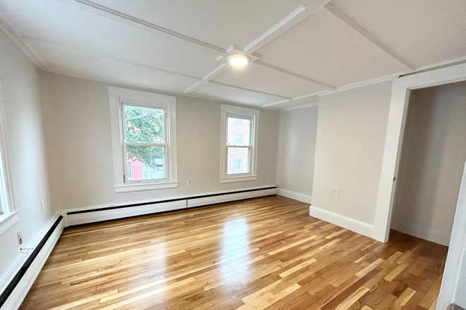 1 - SEPT 2026 - Inviting East Boston 4b / 2b, Cats and Small Dogs OK, Student OK, No Broker Fees! Apartments