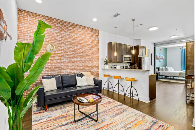 Living Room - 210 30th Ave N, Unit 313