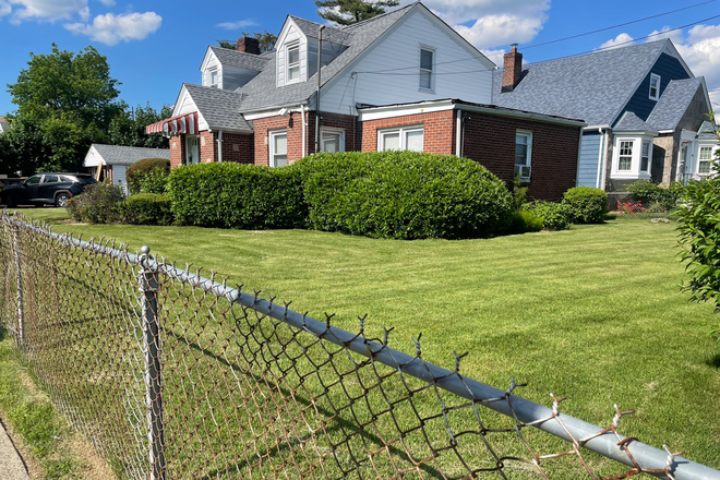 Walk to school - 6 bedroom house 2 minute walk to school