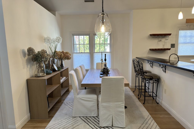 Dining area - Upscale 3 bedroom condo walking distance to Harvard