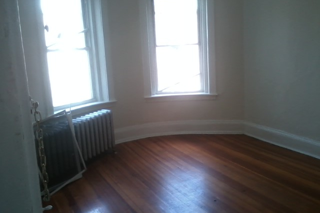 Hub Realty - Large 2 bedroom split, good size kitchen, near Griggs T stop green line Apartments