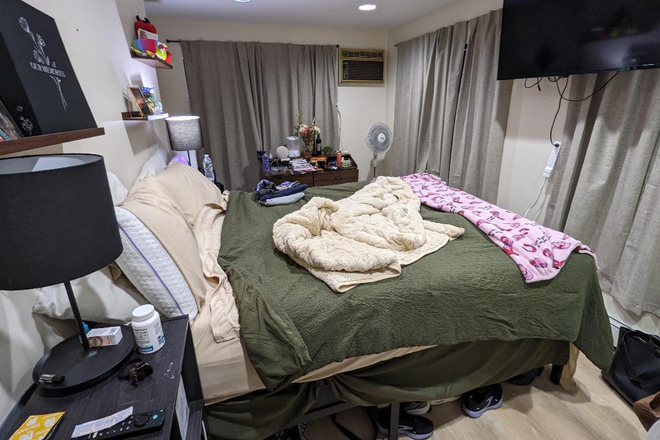 first floor 11x13.5 bedroom - Single family house, 6 rooms, 4 bedrooms, back yard, quiet one-way side street, near the Green Line.