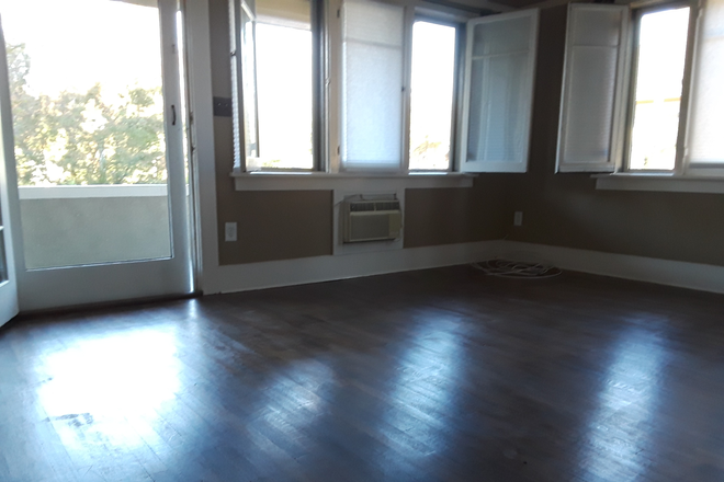 LIVING ROOM ENTRY - 1 room, appliances, AC & heating, Community laundry and back yard. Apartments