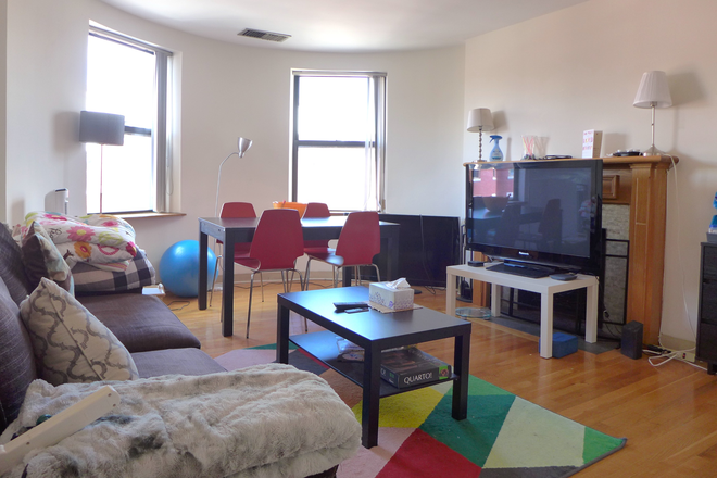 bostonrealtyonline.com - Beautiful and Spacious Two Bedroom on Gainsborough Street Apartments