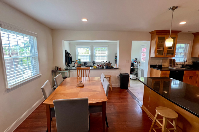 Dining area - Large Home in Quiet Neighborhood Close to Campus -- Large House of Grad Students