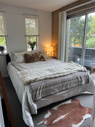 Bedroom with brand new queen mattress - 1138 Grandview Ave (GREAT LOCATION)