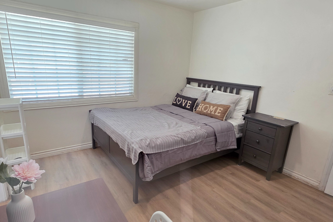 PRIVATE room with PRIVATE bath - 2-minute WALK to UCR Campus - PRIVATE room PRIVATE bath $980 Utilities INCLUDED House